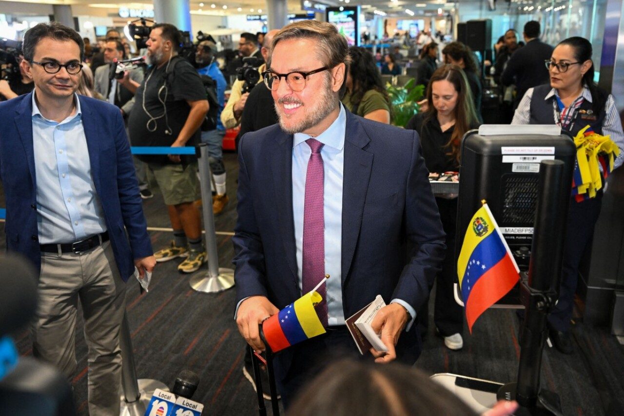 Venezuela cambia de canciller en plena crisis, nombra a su representante ante EU