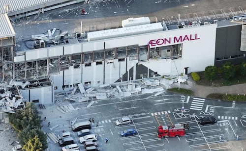 VIDEO: Al menos 1 muerto y decenas de heridos por terremoto en Japón; reportan personas atrapadas por derrumbe de centro comercial