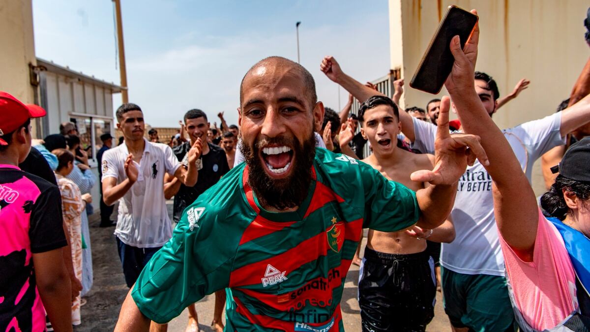 (VIDEO) Miles de migrantes de Marruecos entran ilegalmente a España; reportan 9 muertos