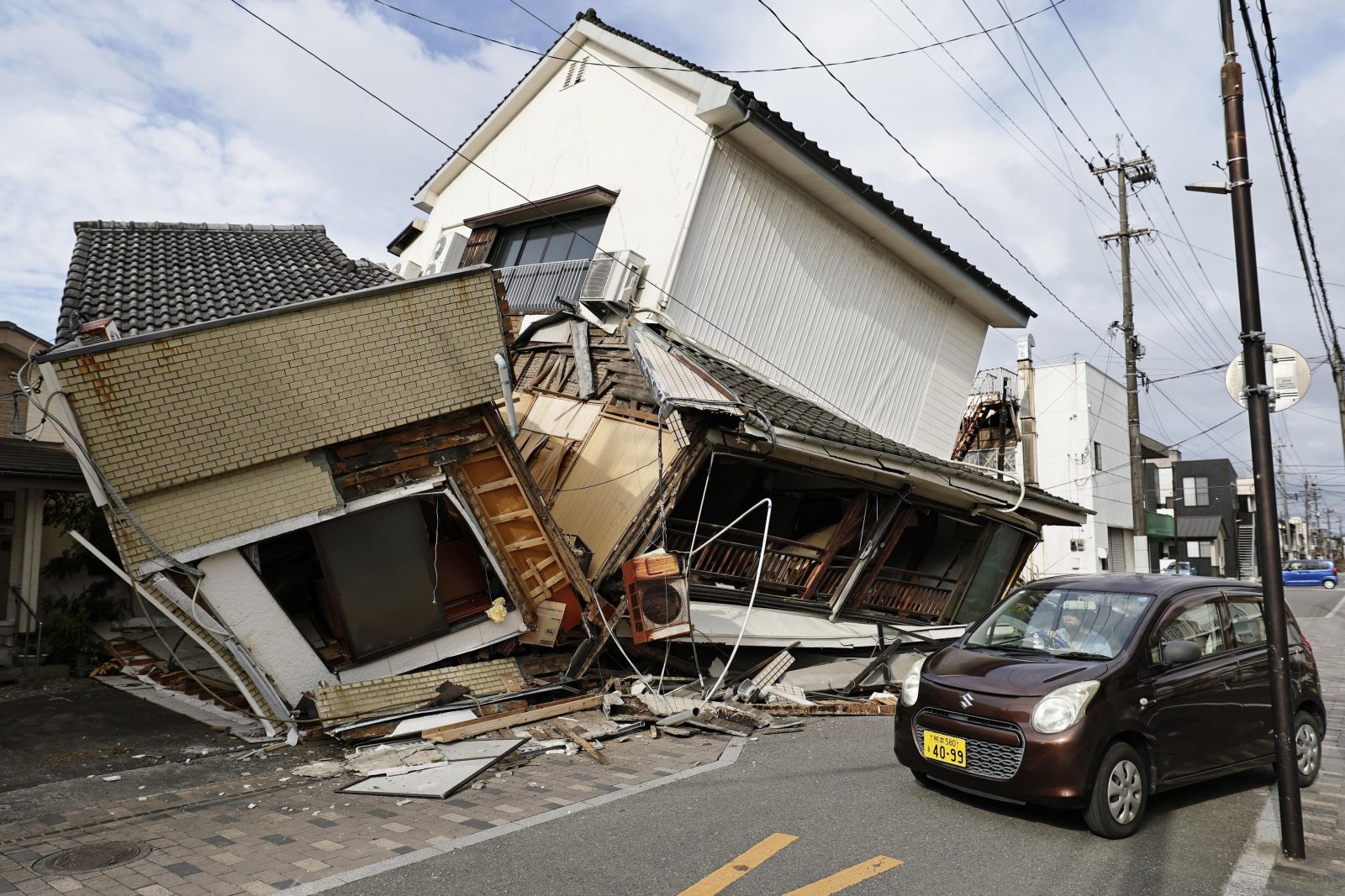 VIDEOS: Terremoto de 7.1 en Japón deja 13 muertos; así colapsó un centro comercial en Kumamoto
