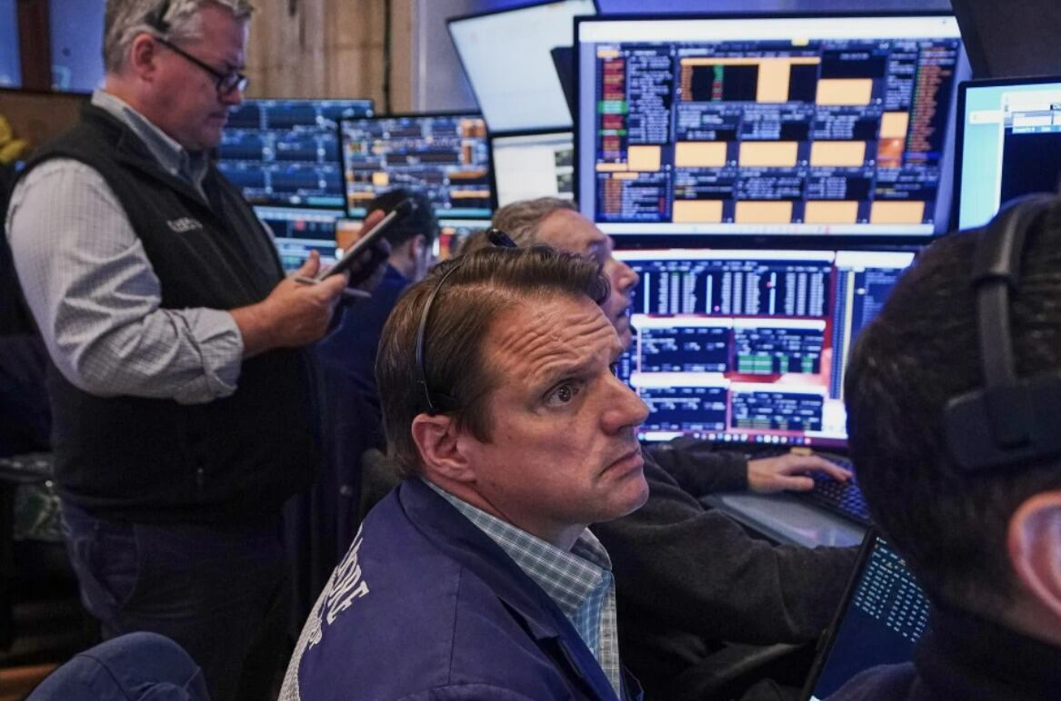 Wall Street abre con pérdidas; inversionistas dudan si IA es rentable: ¿Cómo opera HOY?