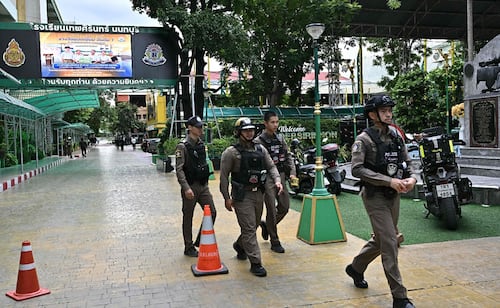 Adolescente mata a sus abuelos y profesores en tiroteo en Tailandia; reportan 5 muertos y decenas de heridos