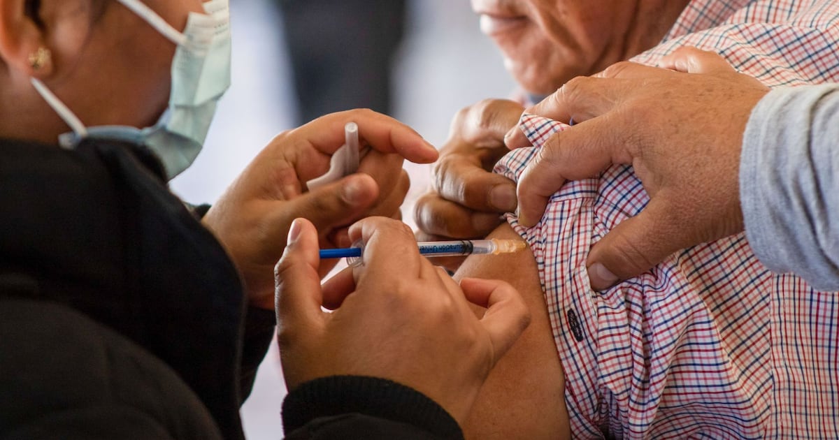 Así funciona la vacuna vs. el cáncer de Moderna: Usa la tecnología que conocimos con el COVID-19