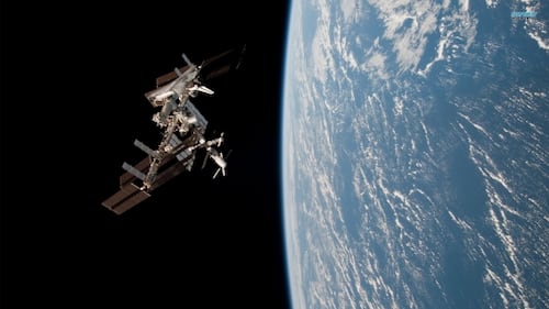 Astronautas realizan caminata espacial fuera de la Estación Espacial Internacional; trabajan para mejorar comunicación con la Tierra