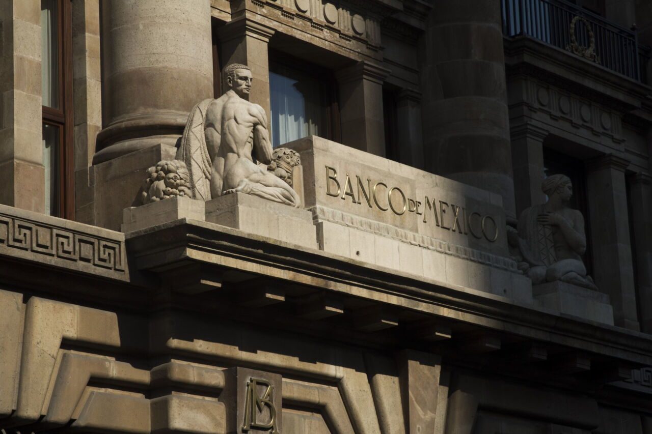 Banxico advierte que los conflictos geopolíticos, servicios y clima presionan al alza de precios