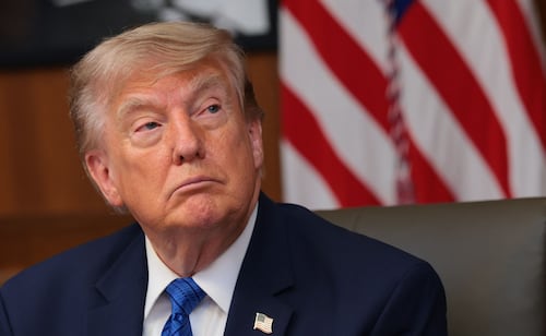 Capital One cierra cuentas de la Organización Trump; banco alega riesgo de lavado de dinero y Trump denuncia discriminación política