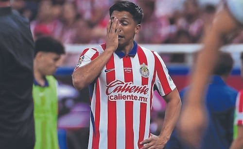Chivas sufre la sequía de sus delanteros: tres atacantes, cero goles