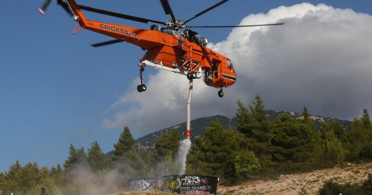 Chocan dos helicópteros que combatían incendios forestales en Grecia; mueren los pilotos