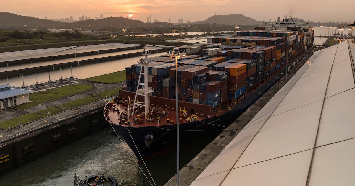 Cierre en Estrecho de Ormuz ‘colapsa’ al Canal de Panamá: Buque pagó 4.6 mdd para ‘saltarse’ la fila
