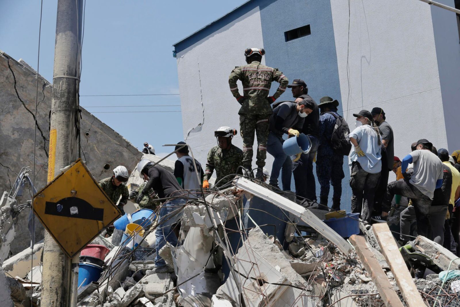 Colombia declara 3 días de luto nacional por víctimas del sismo magnitud 7.4