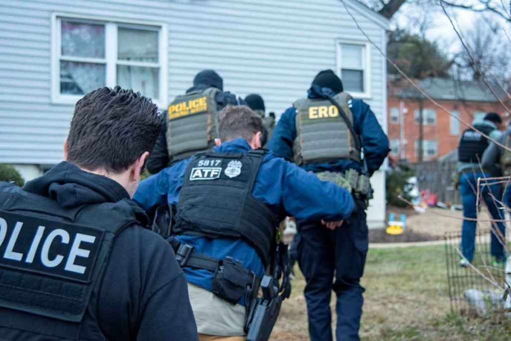 Congresistas y activistas rechazan que ICE compre guantes para dar descargas