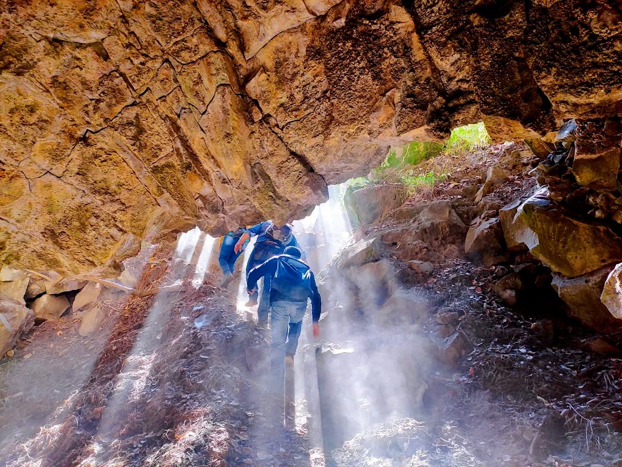 Cuevas en un volcán: una civilización perdida hace más de 3 mil años