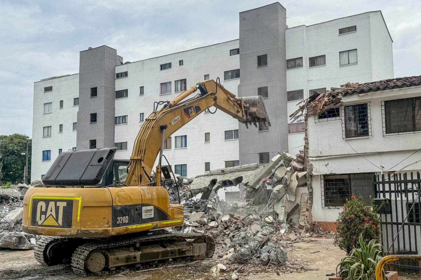 De la Espriella inicia reconstrucción tras terremoto en Colombia: Darán hasta 800 mil pesos a familias