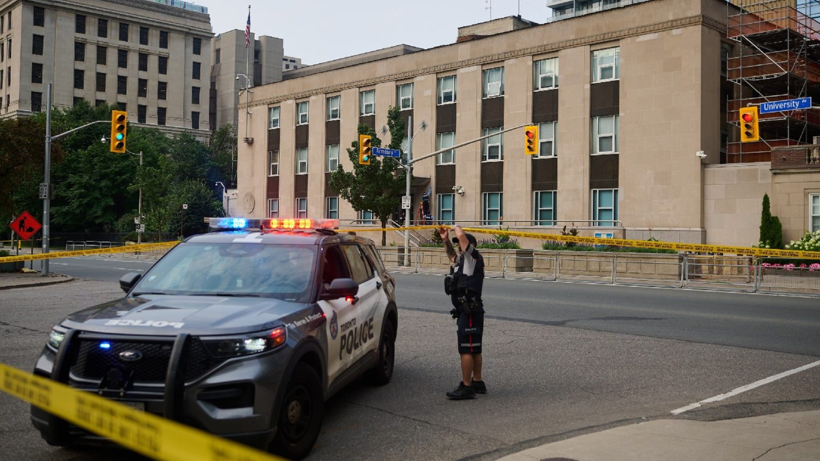 Detienen a dos jóvenes por segundo tiroteo a consulado de EU en Toronto; investigan reclutamiento por app