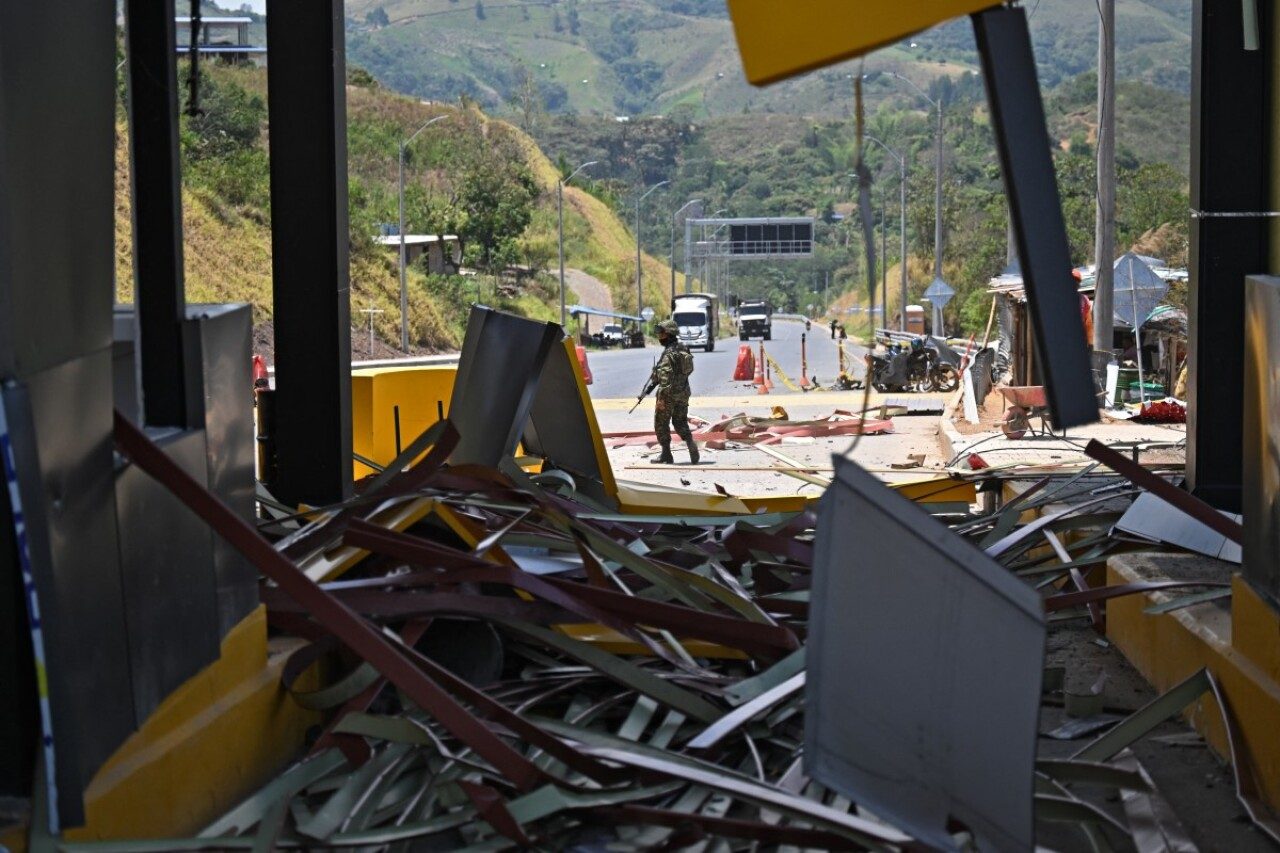 Dos ataques sacuden Colombia en el primer día de gobierno de su nuevo presidente