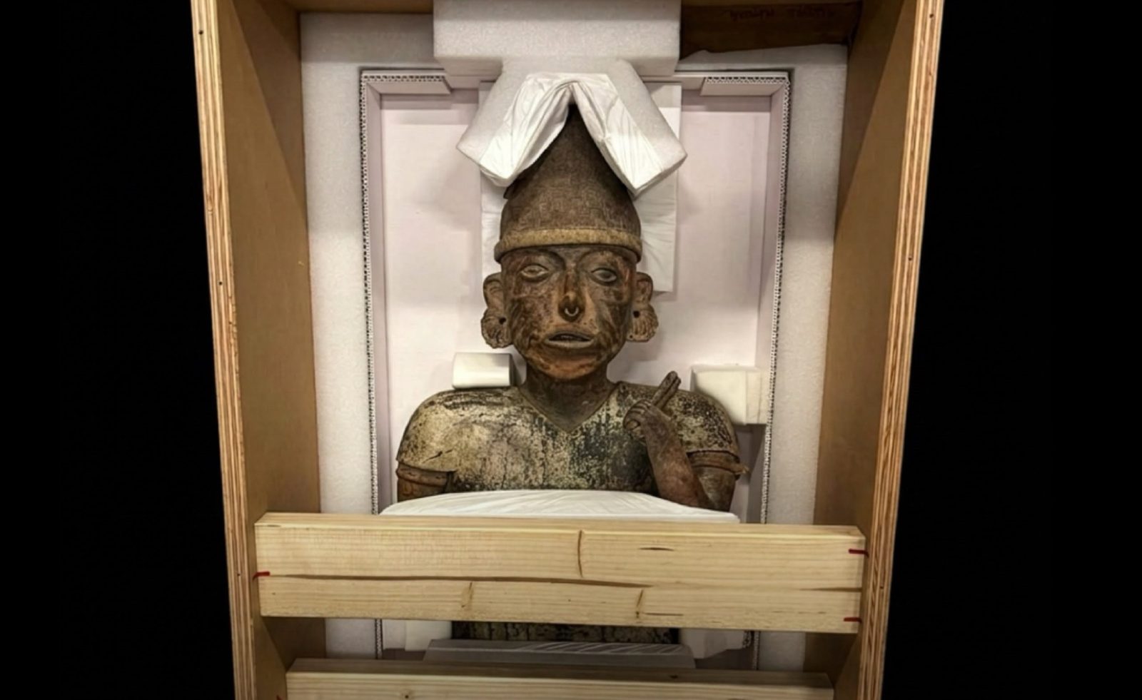 El MET de Nueva York devuelve escultura prehispánica a México
