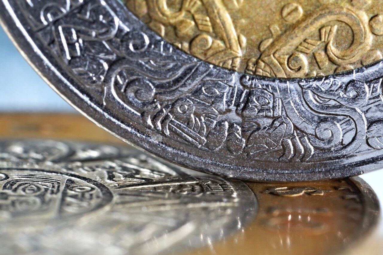 El peso se fortalece a 17 por dólar, pero estos riesgos amenazan el rally