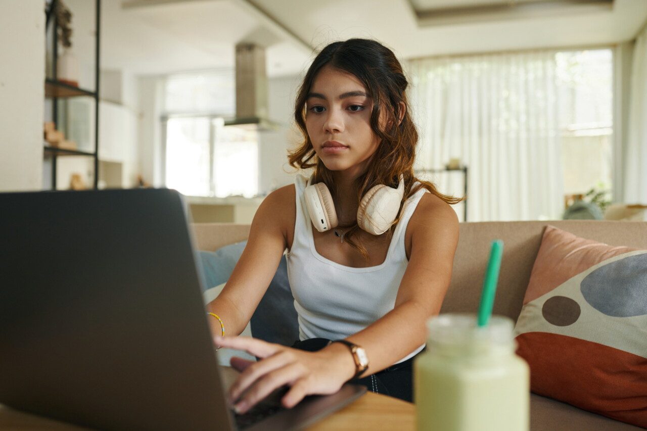 Estudio muestra que la Generación Z sí quiere casarse y tener hijos, pero el dinero frena sus planes de vida