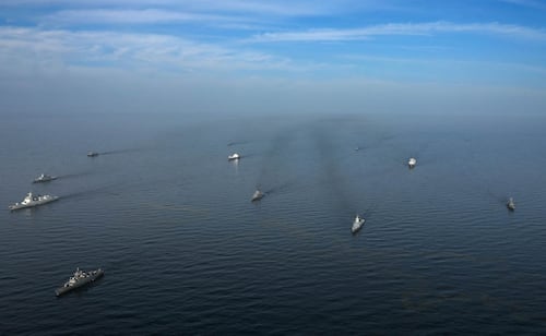 EU dispara contra buque que intentó burlar el bloqueo naval a Irán, reportan; embarcación navegaba por el golfo de Omán