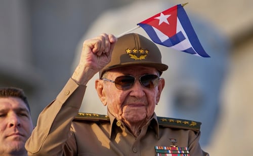 Expresidente Raúl Castro, inculpado por EU, reaparece en público; Cuba celebra el centenario del nacimiento de Fidel