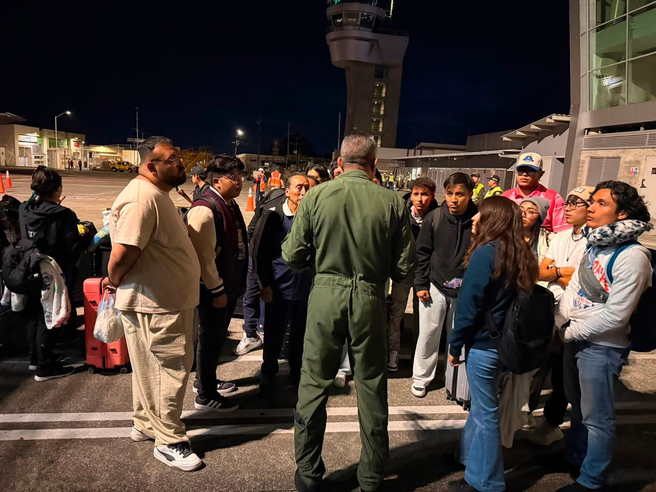 Gobierno repatria a 36 mexicanos afectados por sismo en Colombia; regresaron en avión que llevó ayuda