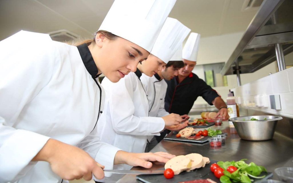 ¡Hay trabajo para migrantes en California! Aplica para ser cocinero por 23 dólares la hora