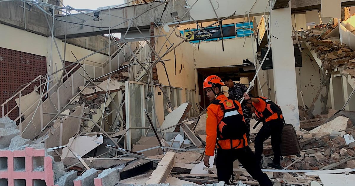 Indonesia sufre ‘doblete sísmico’ como Venezuela: Terremotos dejan 40 muertos en la Isla de Flores