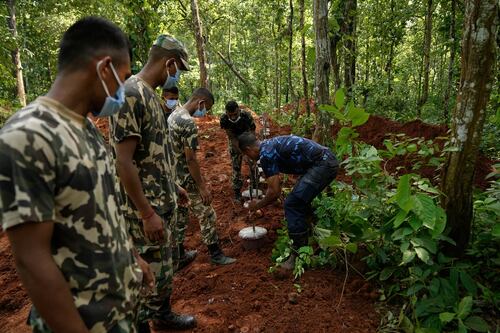 Inundaciones en Nepal suman 939 muertos; buscan sobrevivientes en túneles