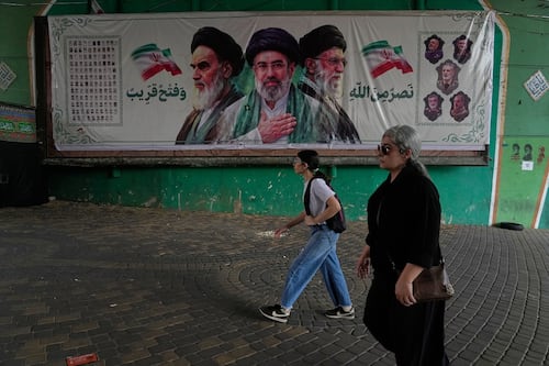 Irán dice estar cerca de alcanzar un acuerdo con Omán sobre ruta de tránsito en Ormuz; Teherán culpa a EU del cierre