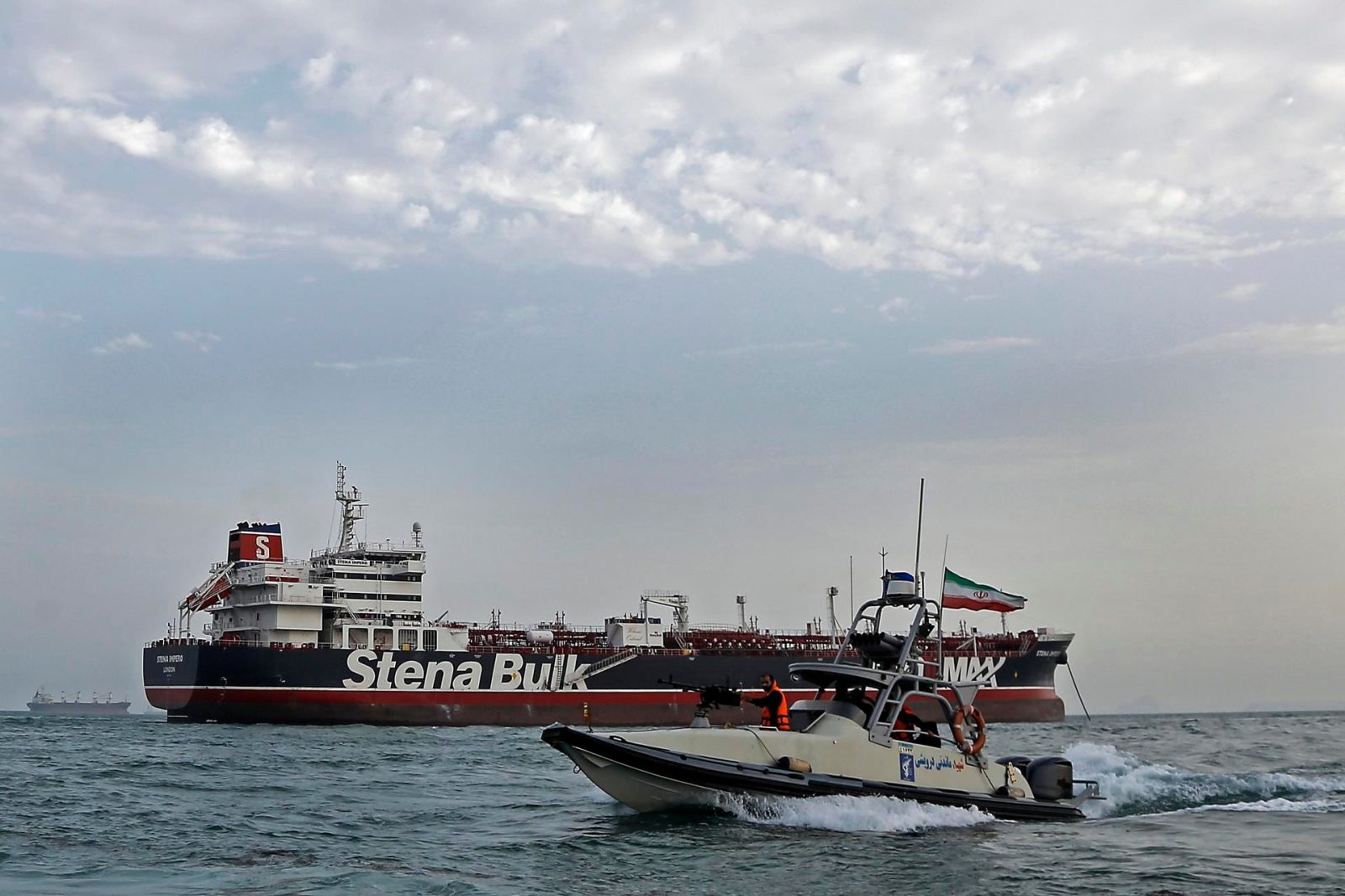 Irán le cierra las puertas a EU: Advierte que le impedirá entrar al golfo Pérsico, Ormuz y al mar de Omán