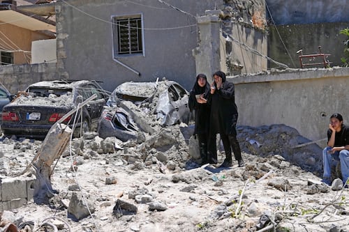 Israel ordena el desplazamiento forzoso en localidad de Líbano y la bombardea; son "ataques de precisión", dice