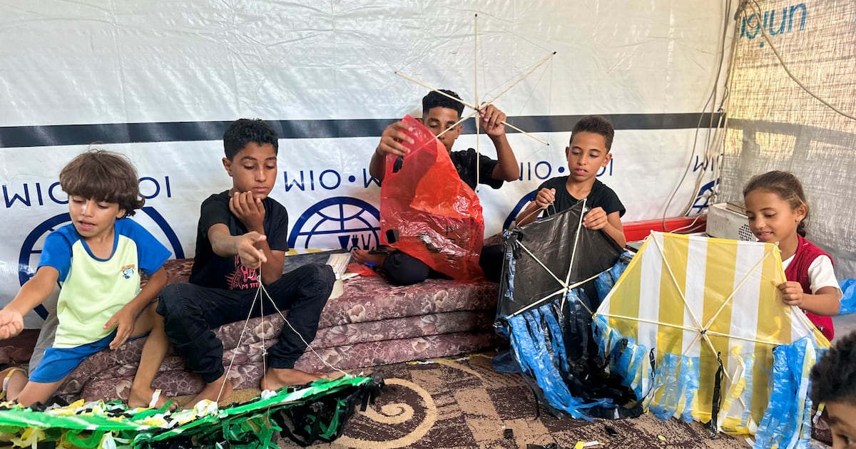 Israel reacciona por niños que vuelan cometas en Gaza, los compara con drones y amenaza con bombardeos