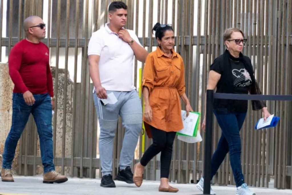 Jueza da revés a Trump; anula veto presidencial a los visados de 75 países