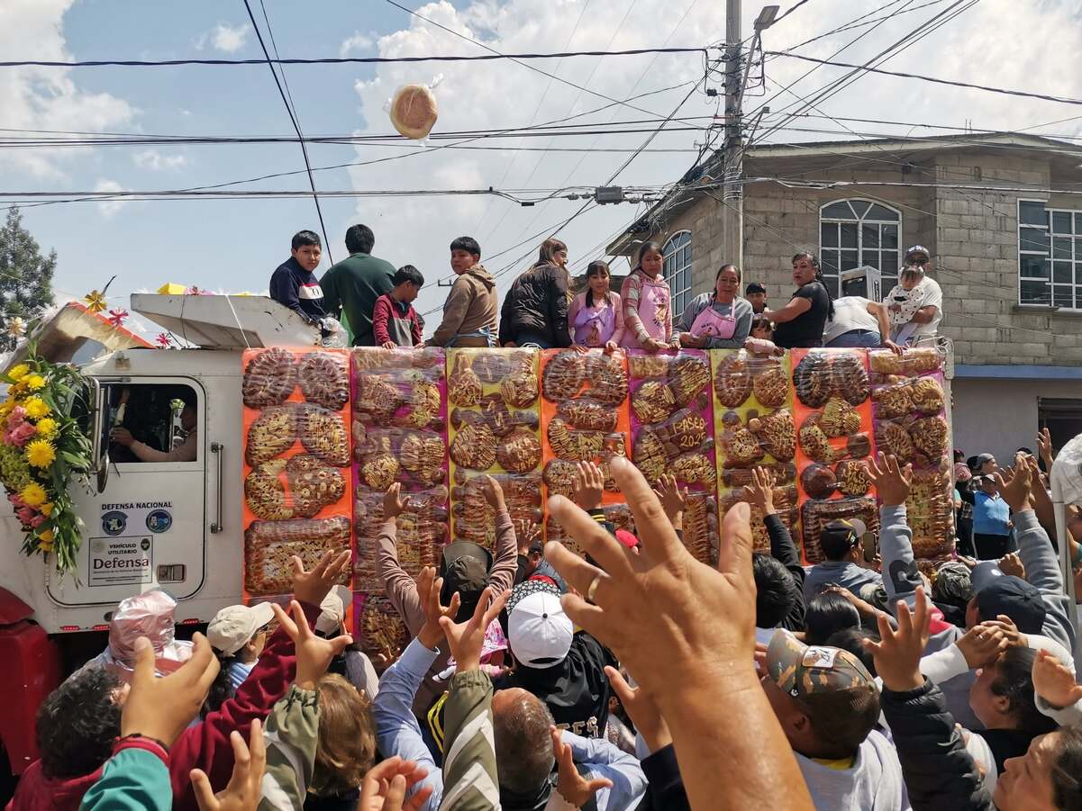 Lluvia de pan en San Bartolomé Atlatlahuca 2026, celebración que llena de pan las calles del Estado de México