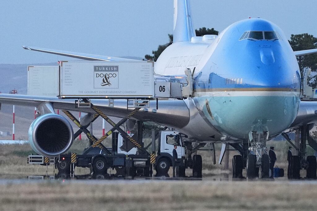 Los dejó de señuelos: Rubio y Bessent permanecieron en vuelo que Trump abandonó en Turquía