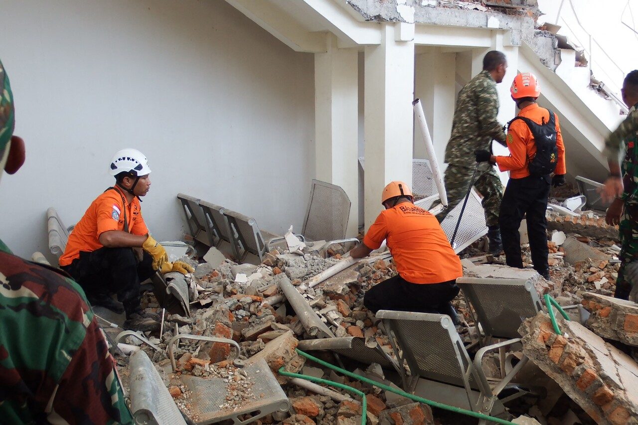 Más de 40 muertos tras el terremoto de magnitud 7.7 en Indonesia