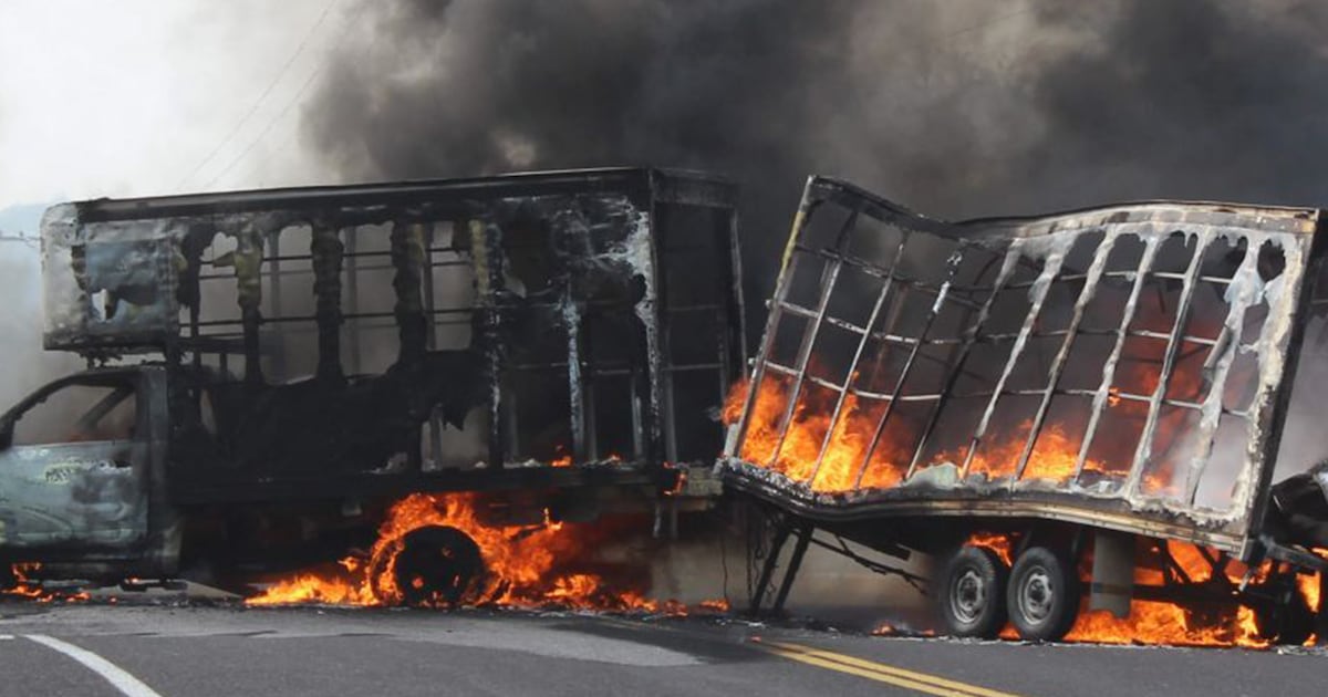 Michoacán ‘arde’ por quema de autos y bloqueos en carreteras: ¿Qué puntos están cerrados HOY?
