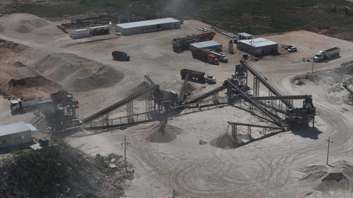 Mina clausurada en Yucatán rompe sellos y sigue operando; Profepa confirma delito