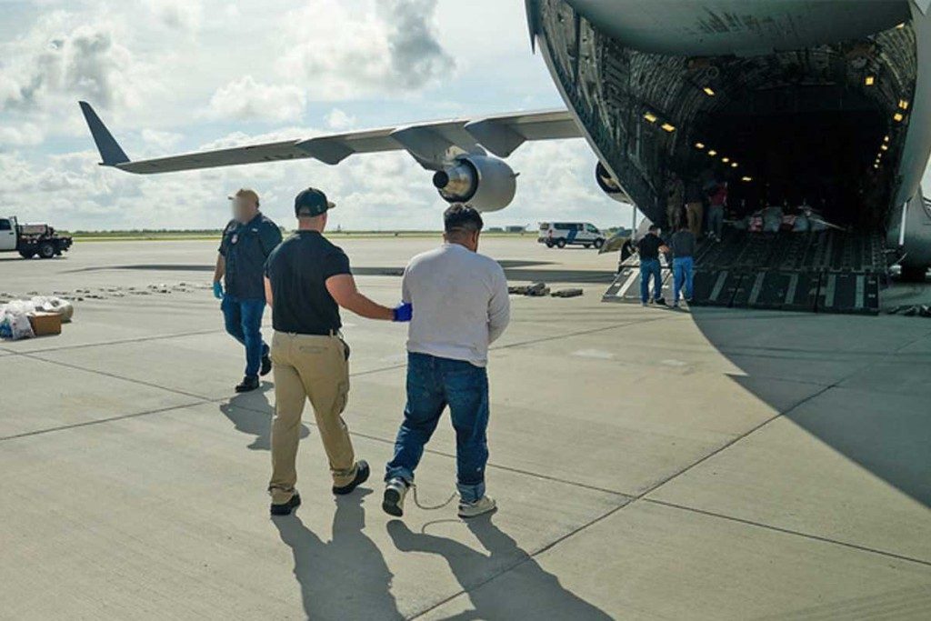 Ni en su país se salvan; Trump se prepara para buscar a migrantes deportados, quieren cobrarles multas