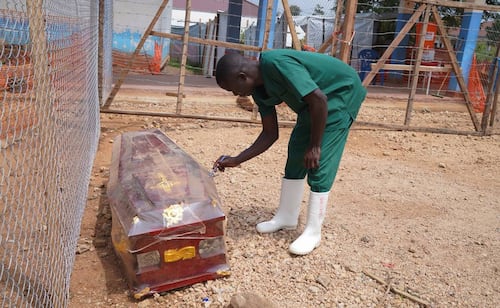 OMS anuncia fin de virus de ébola en Uganda; muertes se acercan a las 3 mil en el Congo