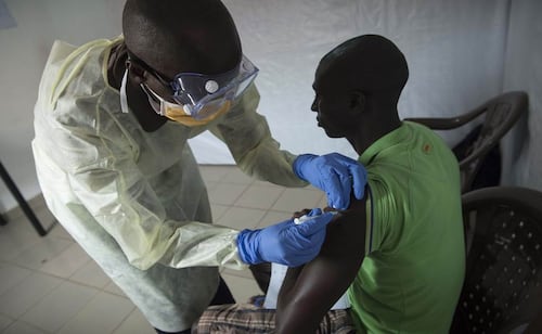 OMS recomienda ensayos con vacuna Erbevo para intentar frenar brote de ébola en el Congo; ofrece "cierto nivel de protección"