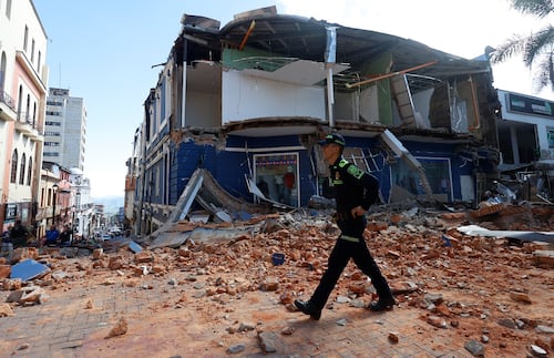 Países ofrecen equipos de rescate y ayuda a Colombia, tras terremoto; van más de 60 muertos