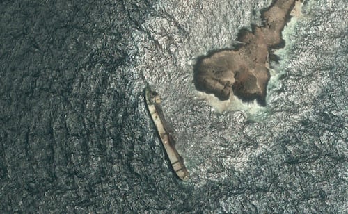 Petrolero con fuga varado frente a costa de Omán se hunde cada vez más, según imágenes satelitales