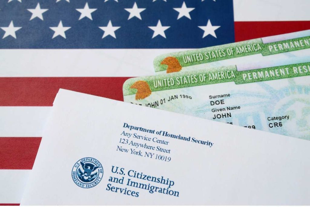 ¿Pides la residencia americana? USCIS cambia la regla de carga pública