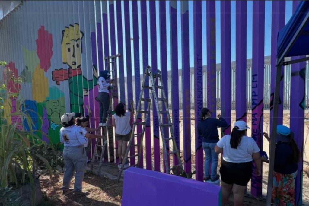 Pintan el muro fronterizo de Playas de Tijuana en memoria de personas desaparecidas
