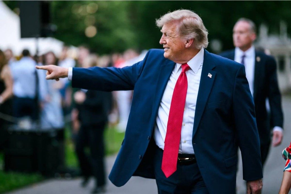 Plan de Trump para impedir el acceso de migrantes a las cuentas bancarias pone en riesgo a la economía de USA