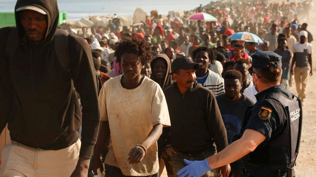 ¿Qué pasará con los migrantes en Ceuta?: España despeja playa del Trampolín, mientras reubica a cientos