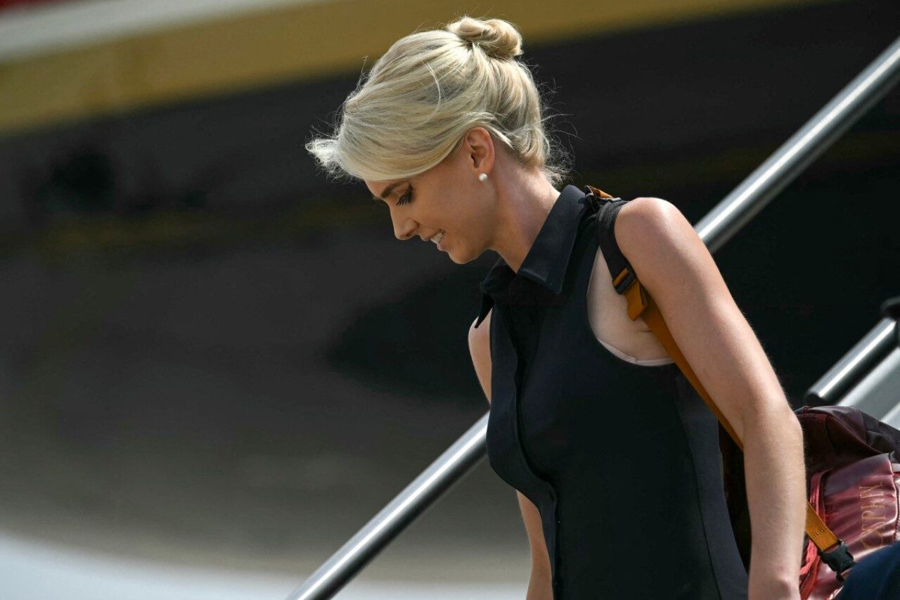 Quién es Natalie Harp, la funcionaria cercana a Trump que saltó al ojo público