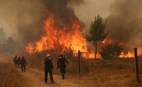 Reportan choque de helicópteros durante combate de incendio en Grecia; van 2 muertos