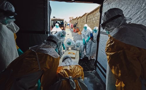 Suben a más de 2 mil los muertos por epidemia de ébola en el Congo; casos confirmados superan los 4 mil